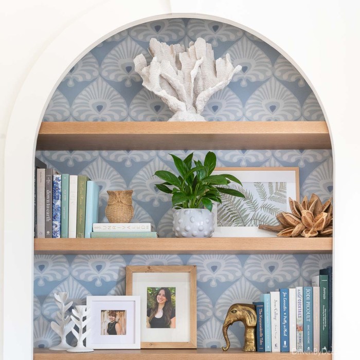 How to decorate a living room shelf