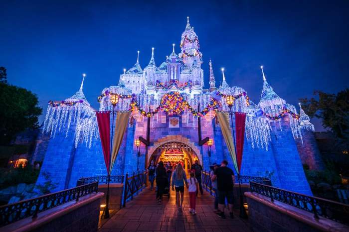 When does disneyland start decorating for christmas 2015